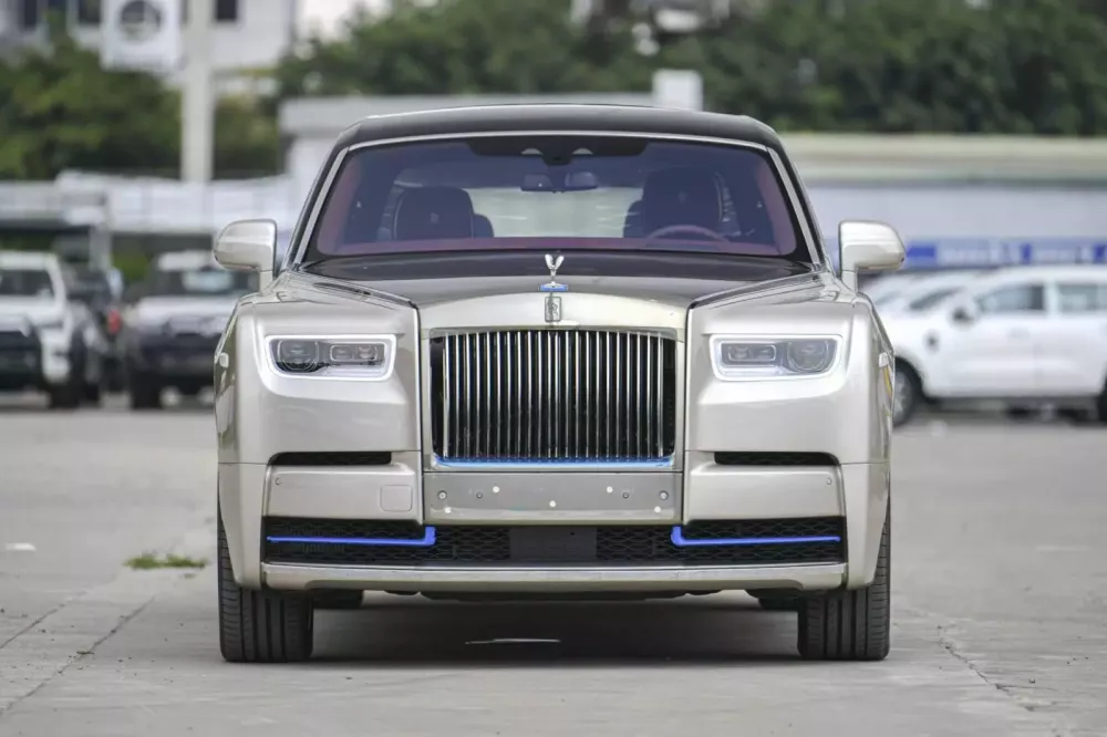 Rolls-Royce Phantom VIII có trang bị vách ngăn đã tìm thấy chủ nhân, giá chỉ 39 tỷ đồng- Ảnh 1.