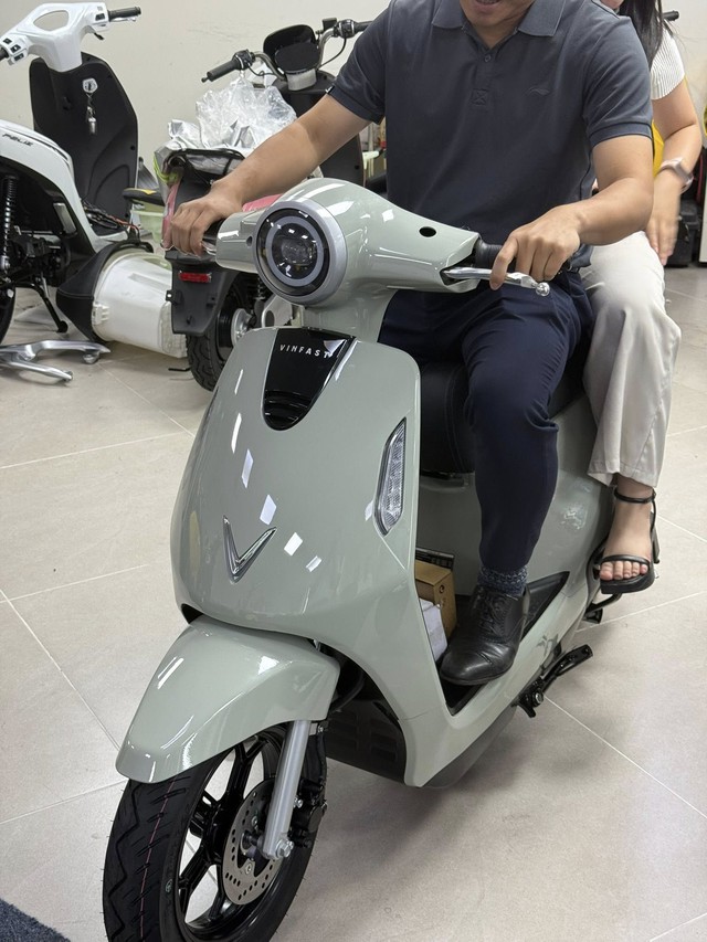 Ảnh thật VinFast Evo Grand: Hai người ngồi có chật không, cốp xe có thể lắp thêm pin phụ trông ra sao?- Ảnh 1.