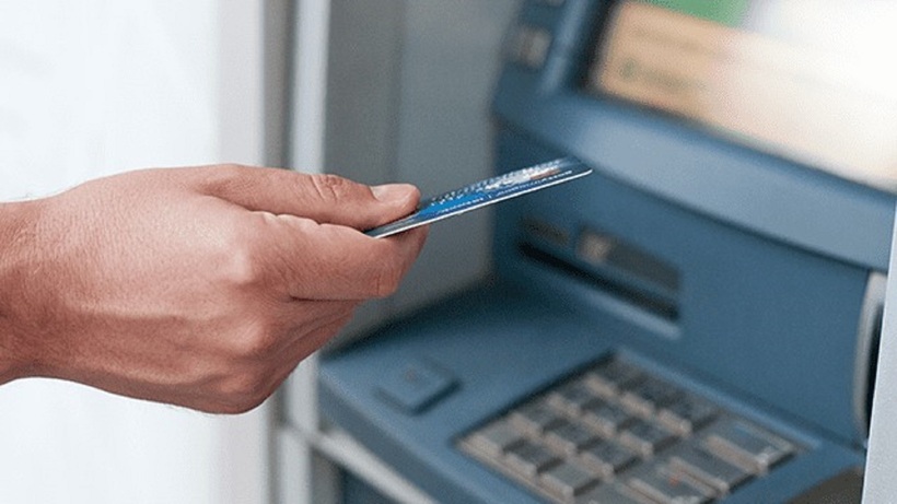 Có nhiều cách nạp tiền vào thẻ ATM.  Ảnh minh họa