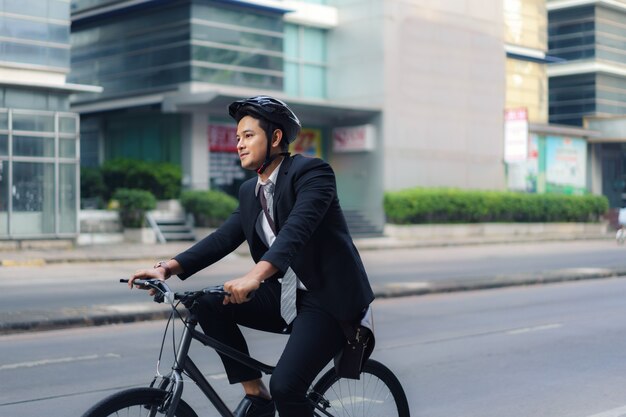 Đạp xe đi làm, tại sao không: Tốt cho sức khỏe, tiết kiệm tiền, không lo xăng xe- Ảnh 1.