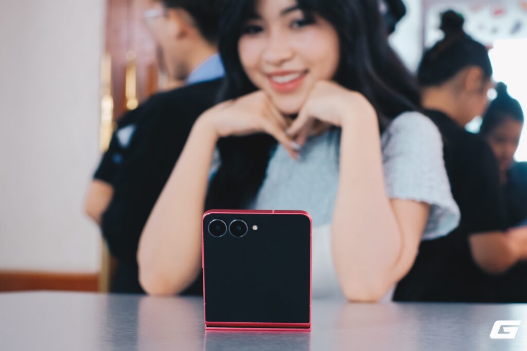 Trên tay Galaxy Z Flip7: Biểu tượng thời trang nay càng trở nên