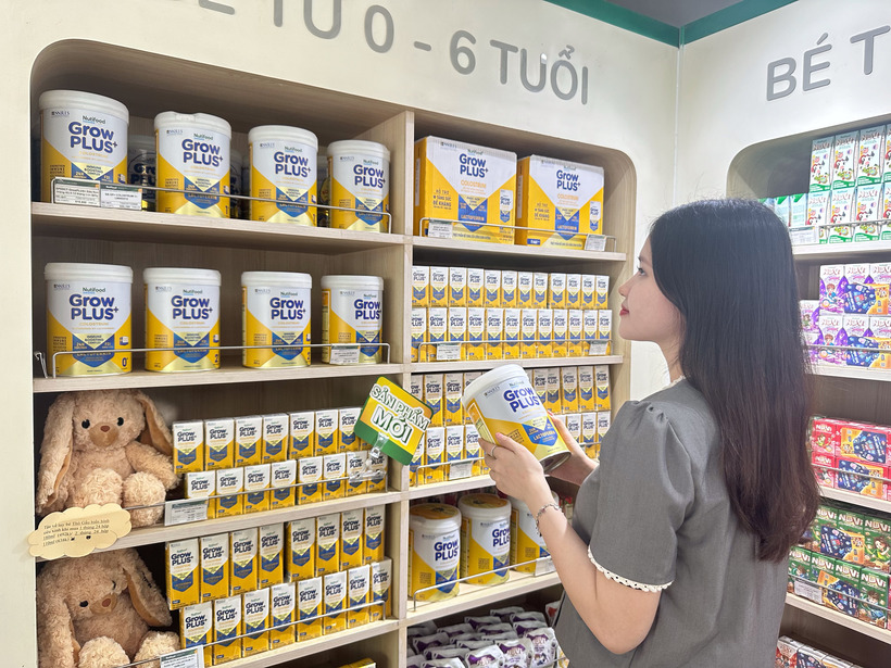 Chị Huyền đang chọn mua sữa Nutifood GrowPLUS+ Colostrum Lactoferrin cho con