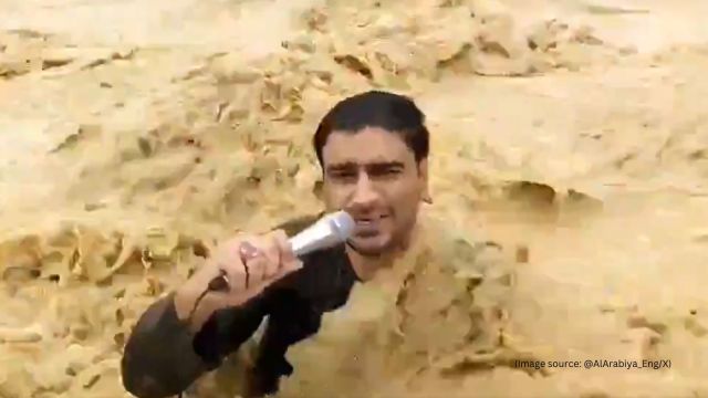 Nam phóng viên Pakistan "bình tĩnh" cập nhật tình hình mưa lũ dù nước cuồn cuộn, dâng cao tới cổ- Ảnh 1.