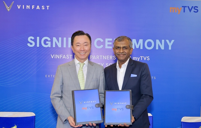 Ông Phạm Sanh Châu, Tổng Giám đốc VinFast châu Á (trái) và ông Natarajan Srinivasan, Tổng Giám đốc điều hành myTVS, tại buổi lễ ký kết.