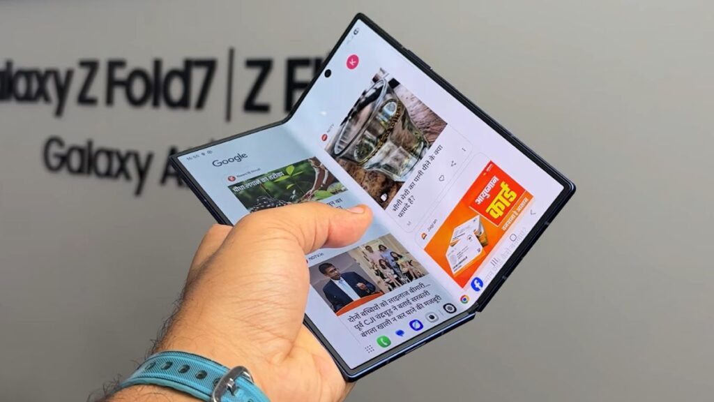 Đột phá bất ngờ: Apple chuẩn bị tung iPhone gập đầu tiên, liệu có thể soán ngôi Galaxy Z Fold7?- Ảnh 1.
