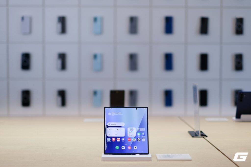 “Cầm tận tay mới thấy bất ngờ”: Galaxy Z Fold7, Z Flip7 tấp nập người mua và trải nghiệm trong ngày đầu mở bán- Ảnh 1.