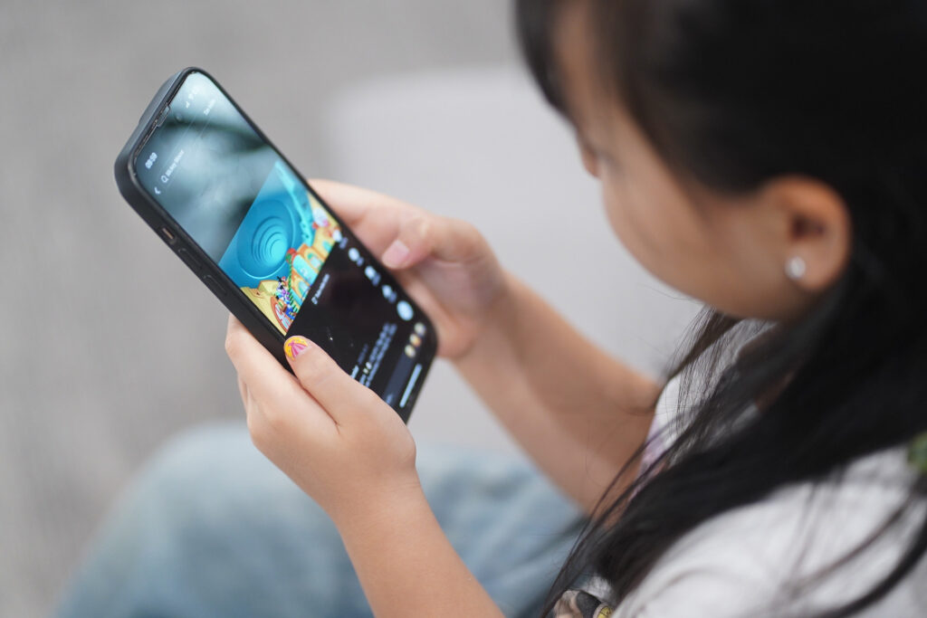 Cấm trẻ dưới 16 tuổi truy cập YouTube- Ảnh 1.