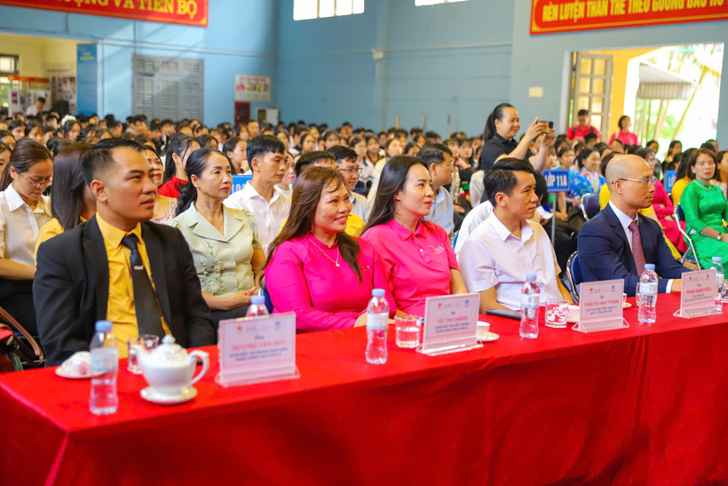 Các đại biểu tham dự buổi lễ.