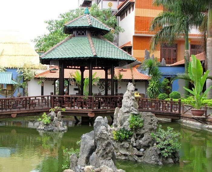 Chòi lục giác gần hồ thuỷ sinh tạo nên cảm giác thư thái và yên bình. Ảnh: Công ty thiết kế xây dựng An Cư