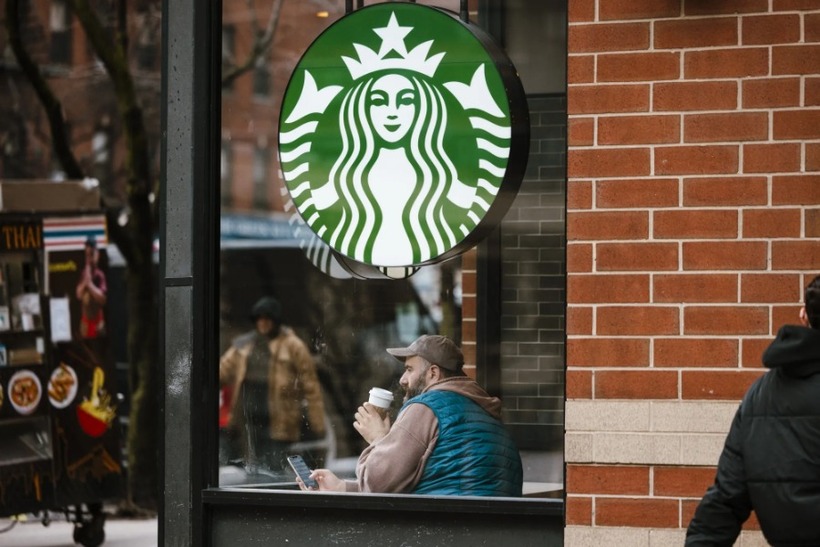 Starbucks sắp đóng hàng trăm cửa hàng. (Ảnh: Bloomberg)