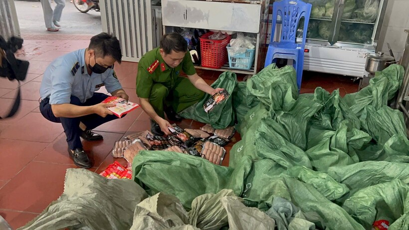 Hà Nội: Phát hiện, tạm giữ gần 1 tấn xúc xích, lạp xưởng trôi nổi chuyên bán tại các cổng trường học - 1