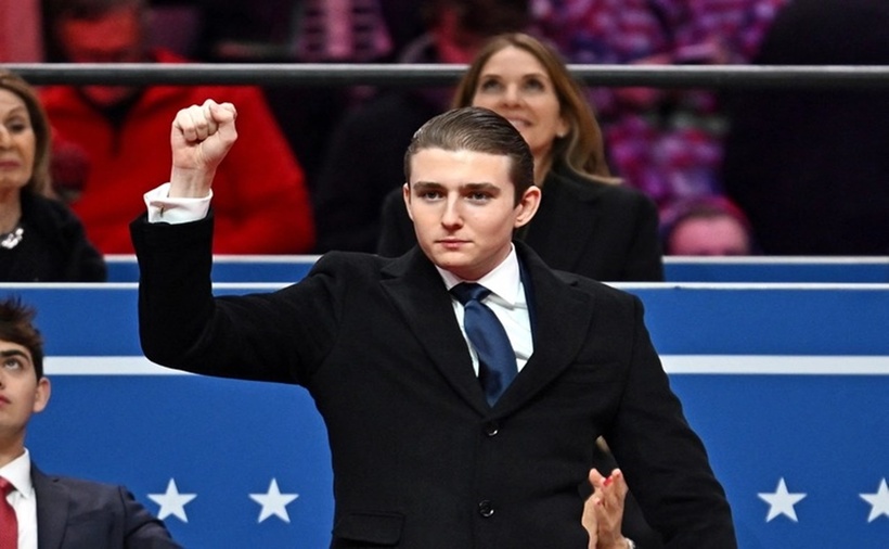 Cậu út Barron Trump trong cuộc diễu hành nhậm chức của cha tại sân vận động Capital One Arena, Washington ngày 20/1. (Ảnh: AFP)