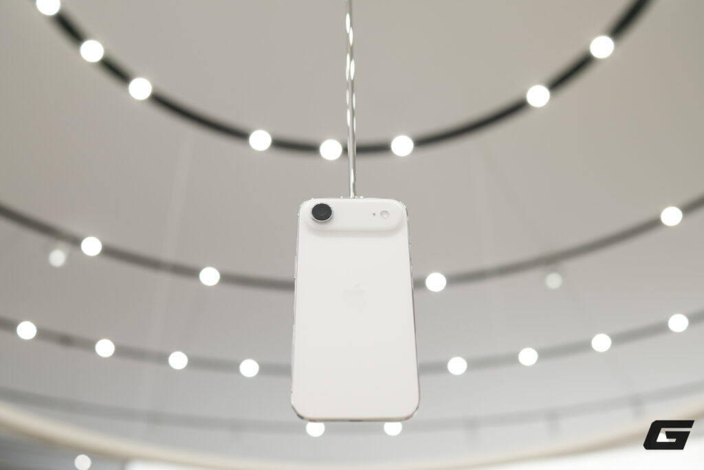 Cận cảnh iPhone Air "siêu mỏng cánh" đến khó tin vừa ra mắt: Apple vừa làm điều mà Samsung và chính iPad Pro cũng phải dè chừng- Ảnh 1.