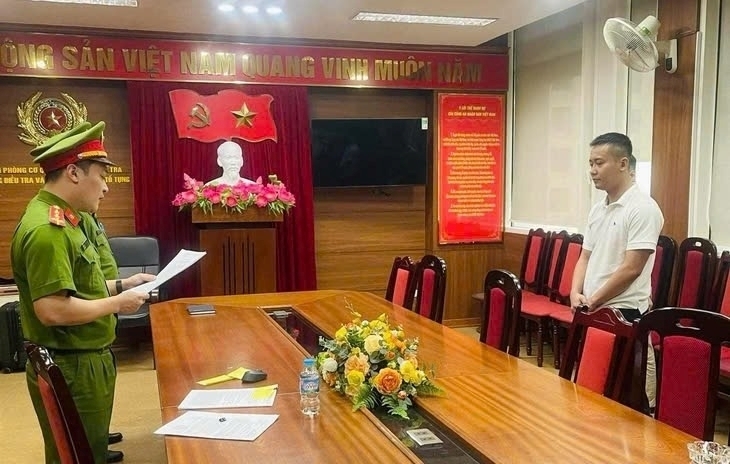 Cơ quan điều tra thực hiện các quyết định tố tụng với Quang Linh Vlogs. Ảnh: VOV