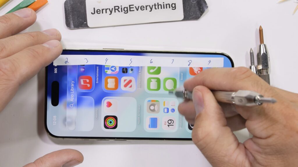 iPhone Air mỏng dính nhưng không thể bẻ gãy, phải dùng máy áp lực gần 100kg mới chịu cong- Ảnh 1.