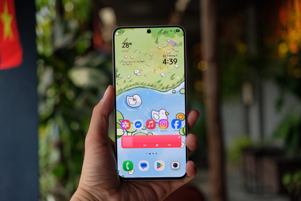 Trên tay Galaxy S25 FE: Mỏng nhẹ hơn, pin lớn hơn, thêm tính năng Galaxy AI và camera zoom 3X đáng giá- Ảnh 1.