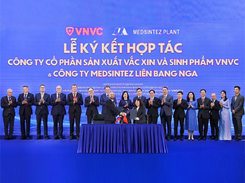 Ông Konstantin Gorodnitsky Trưởng Văn phòng Đại diện Công ty Medsintez tại ViệtNam và bà Trần Thị Hồng Thủy, Giám đốc Nhà máy Vắc xin và Sinh phẩm VNVC ký kết hợp tác dưới sự chứng kiến của Bộ trưởng Bộ Y tế Liên bang Nga Mikhail Murashko và Bộ trưởng Bộ Y tế Việt Nam Đào Hồng Lan. Ảnh: Phạm Giang