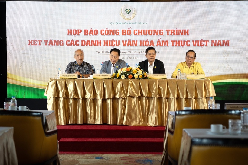 Các đại diện Ban tổ chức chương trình xét tặng Nghệ nhân Văn hóa Ẩm thực Việt Nam trao đổi tại Họp báo
