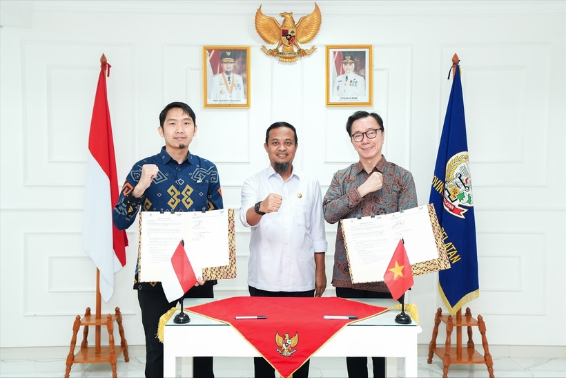 Lễ ký kết hợp tác có sự tham dự của ông Andi Sudirman Sulaiman, Thống đốc tỉnh Nam Sulawesi (đứng giữa), và các lãnh đạo cấp cao của hai doanh nghiệp.