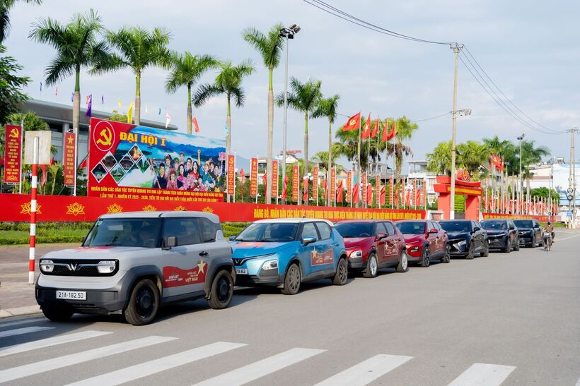 Những chiếc xe điện VinFast diễu hành gây chú ý trên đường phố ở Tuyên Quang.