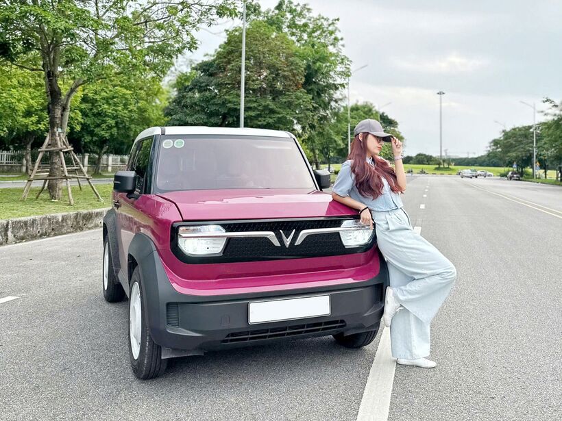 Chị Trần Thu Hà (Hà Nội) đã thích thiết kế VF 3 từ lâu trước khi được chồng mua tặng.