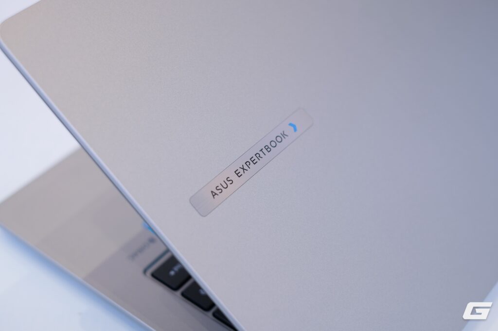 Đây là mẫu laptop doanh nghiệp “quốc dân” của ASUS: Giá mềm nhưng vẫn hỗ trợ AI, bền tới độ đổ nước, làm rơi hay dẫm lên cũng không hỏng- Ảnh 1.