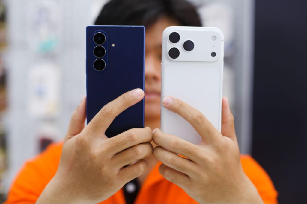 So găng 2 mẫu smartphone đầu bảng của Samsung và nhà Táo: ngang ngửa về mức giá nhưng khác biệt về hình thái- Ảnh 1.