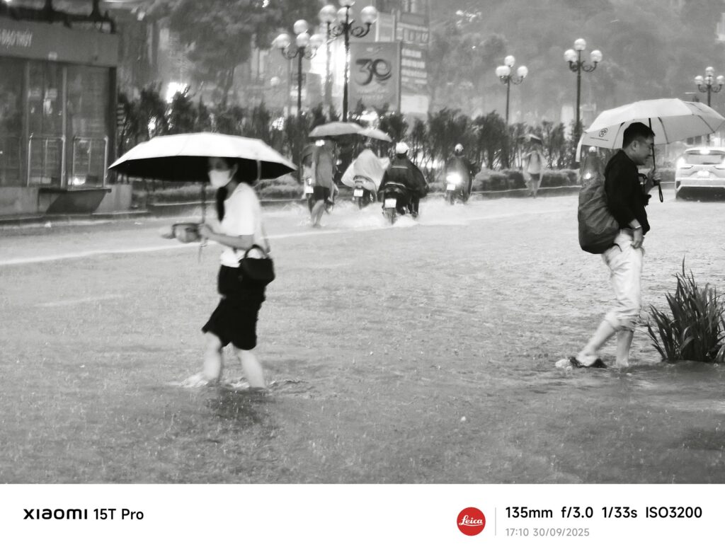 Xiaomi 15T Pro: Phố phường hóa sông, dòng người hóa những con thuyền nhỏ!- Ảnh 1.