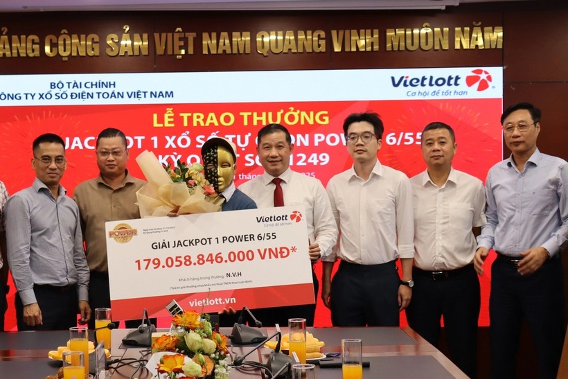 Khách hàng đeo mặt nạ nhận giải. (Ảnh: Vietlott)