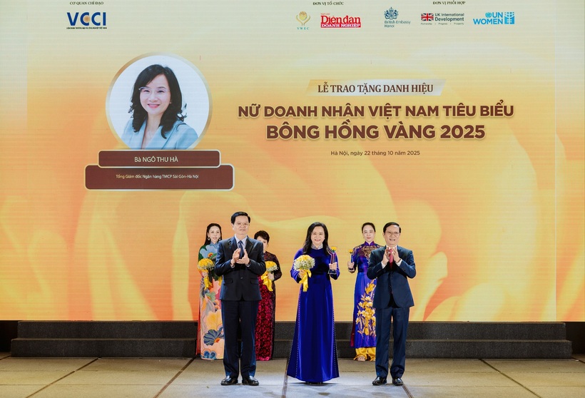 Phó Thủ tướng Chính phủ Mai Văn Chính và Chủ tịch VCCI Phạm Tấn Công trao danh hiệu Bông hồng vàng cho nữ doanh nhân Ngô Thu Hà - Tổng Giám đốc SHB